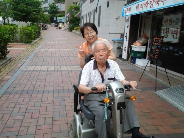 민애 할머니가 아버지가 살아 계실 때 함께 찍은 사진. 할머니 제공