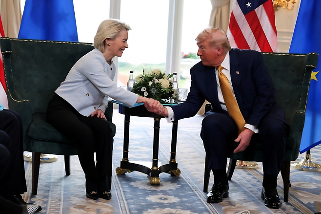 우르줄라 폰데어라이엔(왼쪽) EU 집행위원장과 도널드 트럼프 미국 대통령 [로이터]