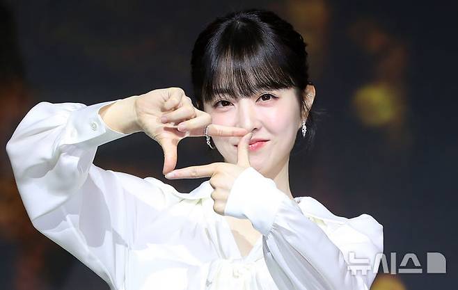 [서울=뉴시스] 김혜진 기자 = 배우 박보영이 12일 오전 서울 동대문 JW메리어트 스퀘어에서 열린 넷플릭스 시리즈 '멜로무비' 제작발표회에서 포즈를 취하고 있다. '멜로무비'는 사랑도 하고 싶고 꿈도 이루고 싶은 애매한 청춘들이 서로를 발견하고 영감이 되어주며 각자의 트라우마를 이겨내는 영화 같은 사랑을 그린 로맨스극이다. 2025.02.12. jini@newsis.com