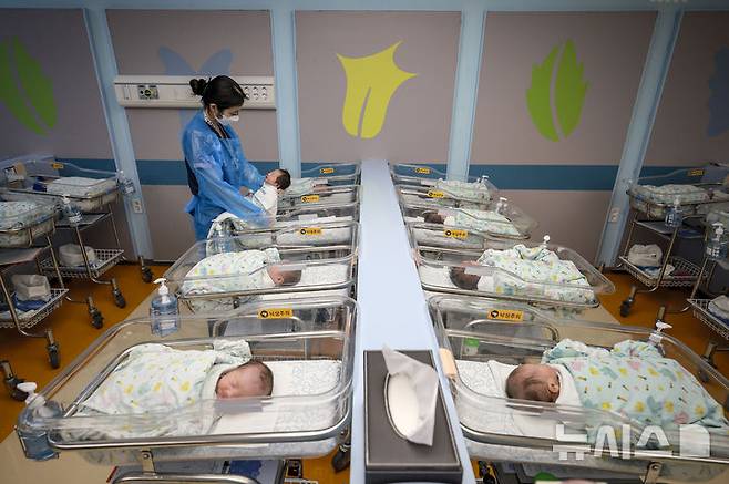 [고양=뉴시스] 정병혁 기자 = 한 병원 신생아실에서 간호사가 신생아들을 돌보고 있다. (사진=뉴시스DB) jhope@newsis.com