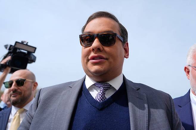 [센트럴 이슬립=AP/뉴시스]사기 등의 혐으로 의회에서 축출된 조지 산토스 전 공화당 하원의원이 지난 4월25일 형을 선고받기 위해 법원에 출두하는 모습. 지난 7월 87개월 징역형을 복역하기 시작한 산토스를 도널드 트럼프 미 대통령이 17일(현지시각) 감형했다. 2025.10.18.