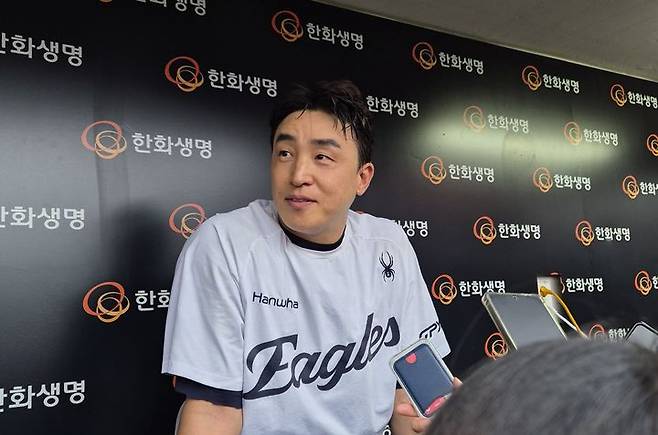 [대전=뉴시스] 문채현 기자 = 프로야구 한화 이글스의 손아섭이 18일 대전 한화생명볼파크에서 열리는 삼성 라이온즈와의 2025 신한 쏠뱅크 KBO 포스트시즌 플레이오프 1차전을 앞두고 인터뷰를 하고 있다. 2025.10.18. dal@newsis.com *재판매 및 DB 금지