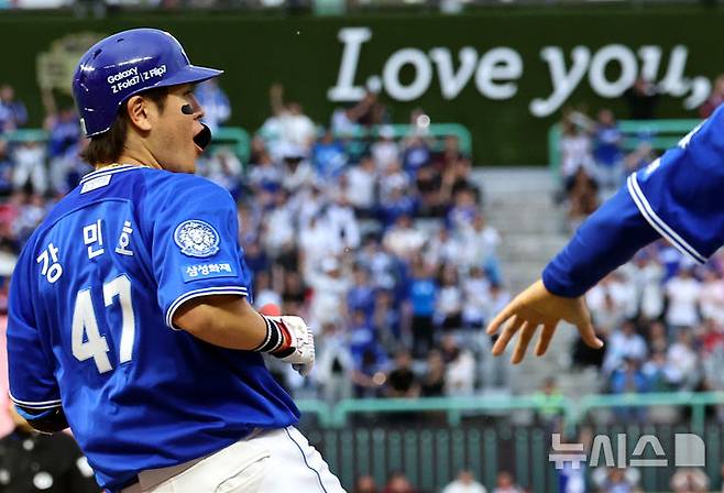 [서울=뉴시스] 박주성 기자 = 11일 인천 미추홀구 SSG랜더스필드에서 열린 2025 KBO 포스트시즌 준플레이오프 2차전 삼성 라이온즈와 SSG 랜더스의 경기, 9회초 원아웃 주자 2루에서 삼성 강민호가 동점 적시타를 치고 있다. 2025.10.11. park7691@newsis.com