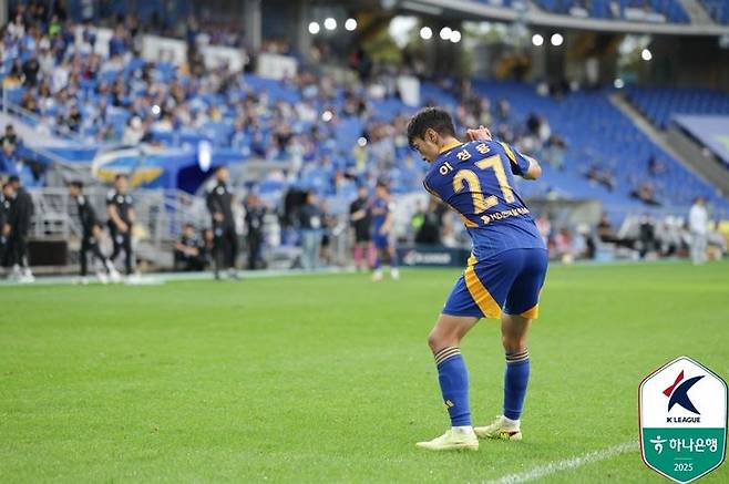 [서울=뉴시스]K리그1 울산 이청용, 골프 세리머니. (사진=한국프로축구연맹 제공)