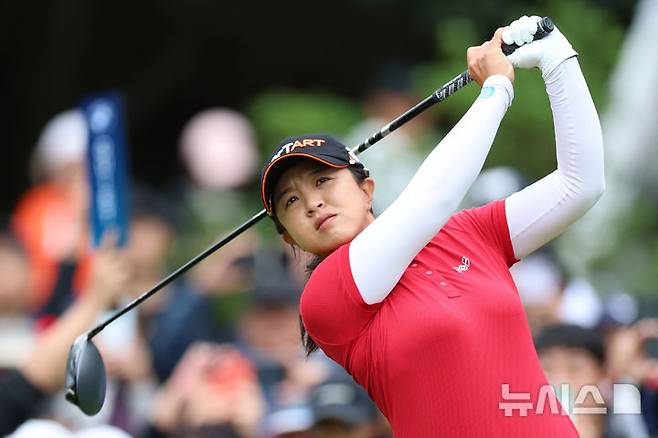 [해남=뉴시스] 권창회 기자 = 18일 오전 전남 해남 파인비치 골프링크스에서 열린 BMW 레이디스 챔피언십 2025 3라운드에서 김세영이 2번 홀 티샷을 치고 있다. 2025.10.18. kch0523@newsis.com