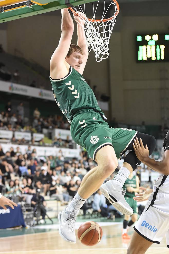 [서울=뉴시스] 프로농구 원주 DB의  헨리 엘런슨. (사진=KBL 제공) 2025,10.18. photo@newsis.com  *재판매 및 DB 금지