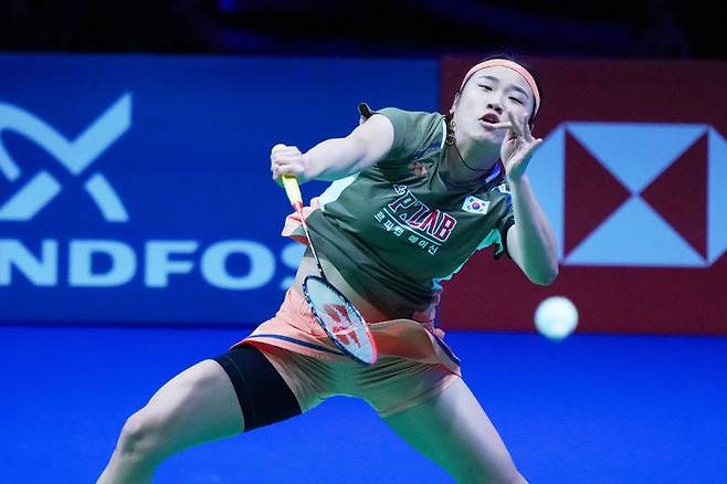 [오덴세=AP/뉴시스] 안세영(1위)이 18일(현지 시간) 덴마크 오덴세 유스케방크아레나에서 열린 2025 세계배드민턴연맹(BWF) 월드 투어 슈퍼750 덴마크오픈 여자 단식 4강전에서 야마구치 아카네(3위·일본)와 경기하고 있다. 지난 코리아오픈에서 야마구치에 패해 준우승에 그쳤던 안세영이 2-1(16-21 21-10 21-9) 역전승을 거두고 결승에 올라 시즌 8번째 우승에 도전한다. 2025.10.18.