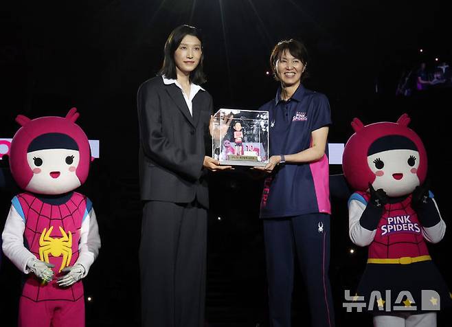 [인천=뉴시스] 이영환 기자 = 김연경이 18일 오후 인천 부평구 삼산월드체육관에서 열린 진에어 2025-2026 V리그 여자부 흥국생명과 정관장의 경기 종료 후 진행된 은퇴식에서 흥국생명 요시하라 토모코 감독과 피규어를 들고 기념촬영을 하고 있다. 2025.10.18. 20hwan@newsis.com