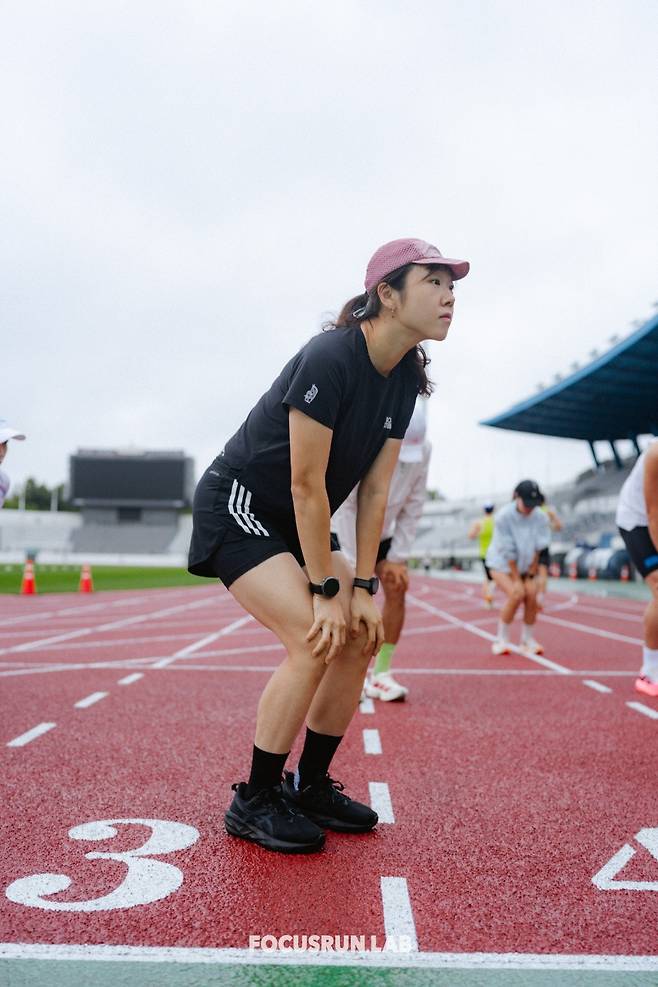 30km 장거리 달리기를 앞두고 스트레칭 중인 신현정 기자 난생 처음 30km 달리기를 성공한 날. 장거리 달리기를 위한 준비운동인 만큼 앉았다 일어서기, 간단한 스트레칭 등으로 평소보다 강도를 낮춰 진행했다.