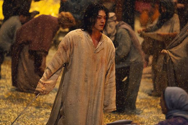 김우빈은 극 중 지니의 의상에 대해 "자연스럽게 흐르는 느낌이 나길 바랐다"며 "의상팀분들이 저와 작업을 많이 하셨던 분들이었고, 직접 제작도 잘 해주셨다"고 떠올렸다. 넷플릭스 제공