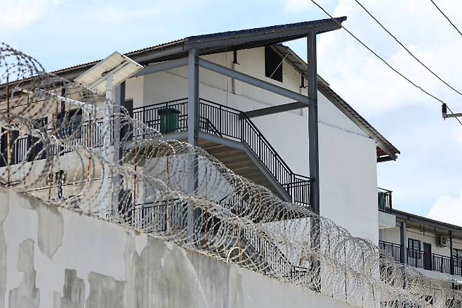 캄보디아에서 한국인 납치ㆍ감금이 잇따라 발생하며 정부가 대응에 나선 가운데 16일(현지시간) 캄보디아 프놈펜 인근 범죄단지로 알려진 태자단지 외벽에 철조망이 깔려있다. 연합뉴스