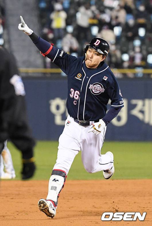 [OSEN=박준형 기자]5일 오후 서울 잠실야구장에서 ‘2020 신한은행 SOL KBO리그’ 준플레이오프 2차전 LG 트윈스와 두산 베어스의 경기가 진행됐다.4회초 2사 1루 두산 오재일이 2점 홈런을 날리고 베이스를 돌고 있다 / soul1014@osen.co.kr