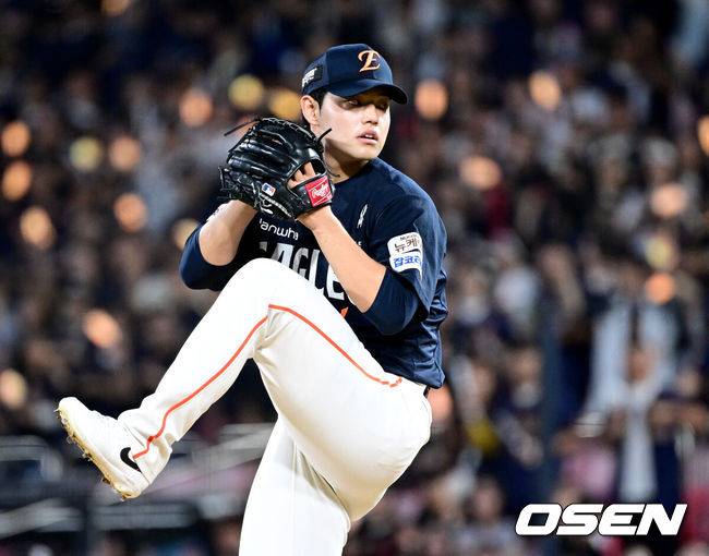 [OSEN=수원, 최규한 기자] 20일 수원 KT위즈파크에서 ‘2025 신한 SOL Bank KBO리그’ KT 위즈와 한화 이글스의 경기가 열렸다. 홈팀 KT는 고영표, 방문팀 한화는 코디 폰세를 선발로 내세웠다. 6회말 마운드에 오른 한화 투수 문동주가 힘차게 공을 뿌리고 있다. 2025.09.20 / dreamer@osen.co.kr