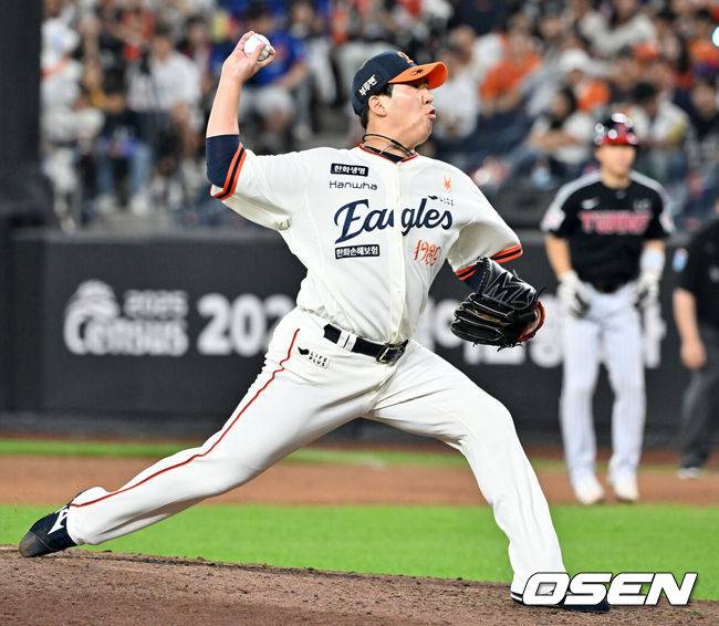 [OSEN=대전, 민경훈 기자] 7회초 마운드에 오른 한화 박상원이 힘차게 공을 뿌리고 있다. 2025.09.29 /rumi@osen.co.kr