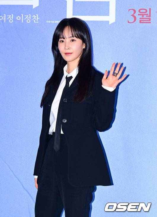 [OSEN=김성락 기자] 5일 오후 서울 용산구 한강대로 CGV 용산아이파크몰에서 영화 ‘침범’ 언론시사회가 열렸다.영화 ‘침범’은 기이한 행동을 하는 딸 소현(기소유)으로 인해 일상이 붕괴되고 있는 영은(곽선영)과 그로부터 20년 뒤 과거의 기억을 잃은 민(권유리)이 해영(이설)과 마주하며 벌어지는 균열을 그린 심리 파괴 스릴러다.배우 유리가 포토타임을 갖고 있다. 2025.03.05 / ksl0919@osen.co.kr