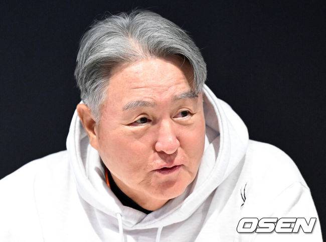 [OSEN=대전, 이대선 기자] 18일 오후 대전 한화생명볼파크에서 2025 신한 SOL Bank KBO리그 포스트시즌 플레이오프 1차전 한화 이글스와 삼성 라이온즈의 경기가 열렸다.한화는 폰세, 삼성은 가라비토를 선발 투수로 내세웠다.경기에 앞서 한화 김경문 감독이 인터뷰를 하고 있다. 2025.10.18 /sunday@osen.co.k