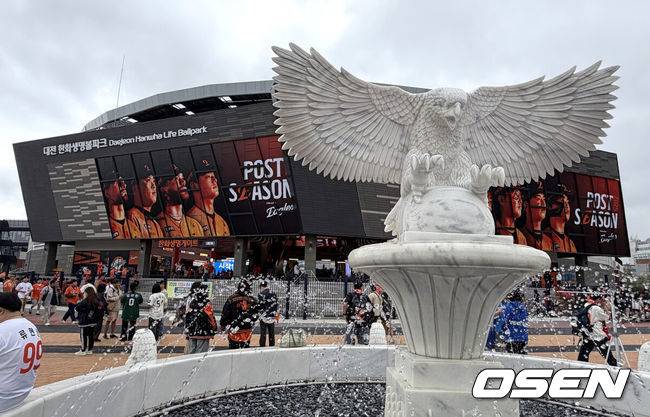 [OSEN=대전, 이대선 기자] 18일 오후 대전 한화생명볼파크에서 2025 신한 SOL Bank KBO리그 포스트시즌 플레이오프 1차전 한화 이글스와 삼성 라이온즈의 경기가 열렸다.한화는 폰세, 삼성은 가라비토를 선발 투수로 내세웠다.경기에 앞서 팬들이 입장을 준비하고 있다. 2025.10.18 /sunday@osen.co.k