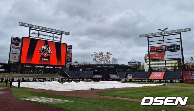 [OSEN=대전, 손용호 기자] 18일 오후 대전 한화생명볼파크에서 2025 신한 SOL Bank KBO리그 포스트시즌 플레이오프 1차전 한화 이글스와 삼성 라이온즈의 경기가 열렸다.한화는 폰세, 삼성은 가라비토를 선발 투수로 내세웠다.경기에 앞서 비가 그치자 경기장 요원들이 방수포를 걷고 있다. 2025.10.18 /spjj@osen.co.k