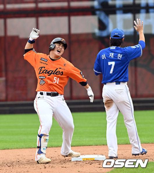 [OSEN=대전, 손용호 기자] 18일 오후 대전 한화생명볼파크에서 2025 신한 SOL Bank KBO리그 포스트시즌 플레이오프 1차전 한화 이글스와 삼성 라이온즈의 경기가 열렸다.한화는 폰세, 삼성은 가라비토를 선발 투수로 내세웠다.2회말 2사 만루 문현빈이 역전 3타점 2루타를 치고 환호하고 있다. 2025.10.18 /spjj@osen.co.kr