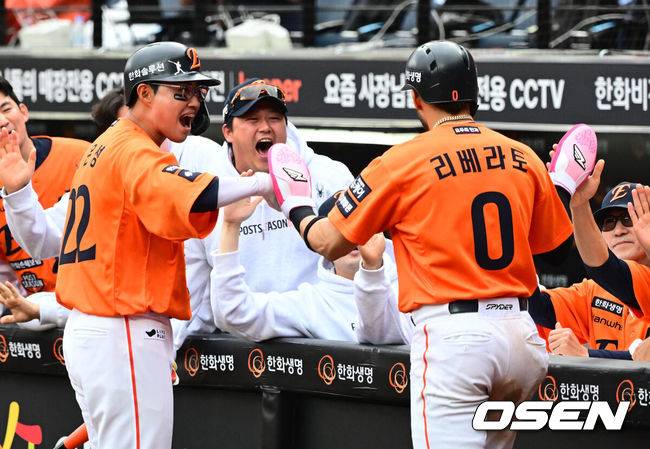 [OSEN=대전, 지형준 기자] 18일 오후 대전 한화생명볼파크에서 2025 신한 SOL Bank KBO리그 포스트시즌 플레이오프 1차전 한화 이글스와 삼성 라이온즈의 경기가 열렸다.한화는 폰세, 삼성은 가라비토를 선발 투수로 내세웠다.2회말 2사 만루에서 한화 문현빈이 몬스터월 직격 싹쓸이 3타점 적시 2루타를 날리며 더그아웃의 채은성이 득점에 성공한 리베라토와 기뻐하고 있다. 2025.10.18 /jpnews@osen.co.kr