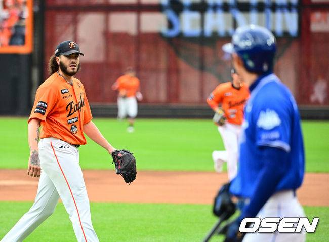 [OSEN=대전, 지형준 기자] 18일 오후 대전 한화생명볼파크에서 2025 신한 SOL Bank KBO리그 포스트시즌 플레이오프 1차전 한화 이글스와 삼성 라이온즈의 경기가 열렸다.한화는 폰세, 삼성은 가라비토를 선발 투수로 내세웠다.1회 2사에서 한화 폰세가 삼성 구자욱을 삼진 처리하고 있다. 2025.10.18 /jpnews@osen.co.kr
