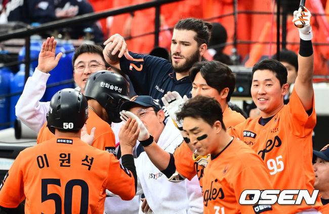 [OSEN=대전, 지형준 기자] 18일 오후 대전 한화생명볼파크에서 2025 신한 SOL Bank KBO리그 포스트시즌 플레이오프 1차전 한화 이글스와 삼성 라이온즈의 경기가 열렸다.한화는 폰세, 삼성은 가라비토를 선발 투수로 내세웠다.6회말 2사 2,3루에서 한화 채은성이 역전 2타점 적시타를 날리자 폰세가 더그아웃에서 기뻐하고 있다. 2025.10.18 /jpnews@osen.co.kr