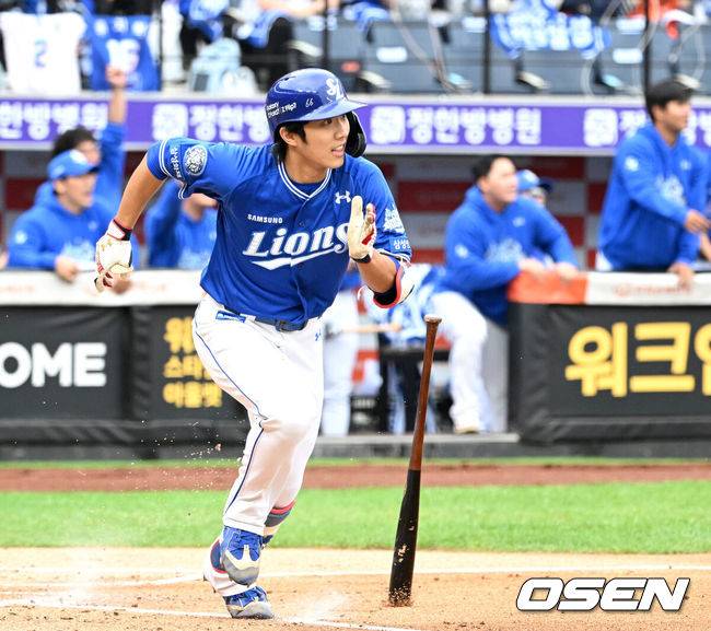 [OSEN=대전, 이대선 기자] 18일 오후 대전 한화생명볼파크에서 2025 신한 SOL Bank KBO리그 포스트시즌 플레이오프 1차전 한화 이글스와 삼성 라이온즈의 경기가 열렸다.한화는 폰세, 삼성은 가라비토를 선발 투수로 내세웠다.2회초 무사 2,3루에서 삼성 우중간 이재현이 적시 2루타를 치고 있다. 2025.10.18 /sunday@osen.co.kr