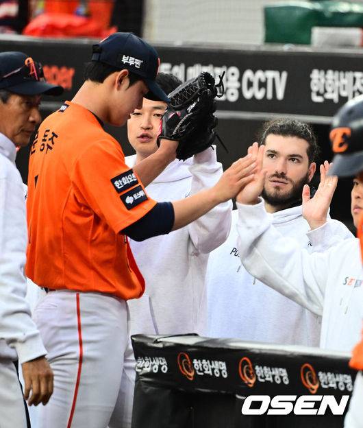 [OSEN=대전, 지형준 기자] 18일 오후 대전 한화생명볼파크에서 2025 신한 SOL Bank KBO리그 포스트시즌 플레이오프 1차전 한화 이글스와 삼성 라이온즈의 경기가 열렸다.한화는 폰세, 삼성은 가라비토를 선발 투수로 내세웠다.8회초 수비를 마치고 한화 폰세가 문동주가를 맞이하고 있다. 2025.10.18 /jpnews@osen.co.kr