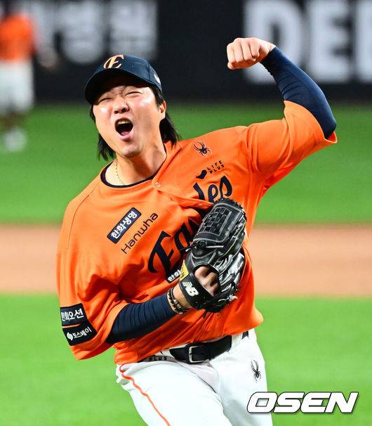 [OSEN=대전, 지형준 기자] 프로야구 한화 이글스가 첫 판을 승리하고, 한국시리즈 진출 확률 76.5%를 잡았다.&nbsp;한화는&nbsp;18일 대전 한화생명볼파크에서 열린 2025 KBO리그 플레이오프(5전 3선승제) 1차전 삼성 라이온즈와 경기에서 9-8&nbsp;재역전 승리를 거뒀다.&nbsp;예상과 달리 난타전이었고, 한화는 15안타를 몰아쳤다.&nbsp;선발 폰세는 6이닝 7피안타(1피홈런) 1볼넷 8탈삼진 6실점(5자책)으로 부진했으나 승리 투수가 됐다. 문동주가 7회 구원투수로 등판해 2이닝 1피안타 4탈삼진 무실점으로 잘 던졌다. 마무리 김서현은 9회 등판해 홈런 등 2점을 허용하고 교체됐다. 김범수가 세이브를 기록했다.&nbsp;경기를 마치고 한화 김범수가 승리를 기뻐하고 있다. 2025.10.18 /jpnews@osen.co.kr