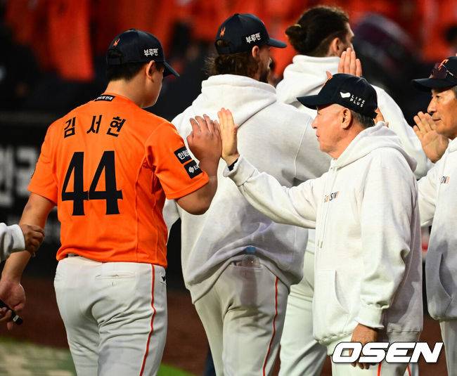 [OSEN=대전, 지형준 기자] 프로야구 한화 이글스가 첫 판을 승리하고, 한국시리즈 진출 확률 76.5%를 잡았다. 한화는 18일 대전 한화생명볼파크에서 열린 2025 KBO리그 플레이오프(5전 3선승제) 1차전 삼성 라이온즈와 경기에서 9-8 재역전 승리를 거뒀다. 예상과 달리 난타전이었고, 한화는 15안타를 몰아쳤다. 선발 폰세는 6이닝 7피안타(1피홈런) 1볼넷 8탈삼진 6실점(5자책)으로 부진했으나 승리 투수가 됐다. 문동주가 7회 구원투수로 등판해 2이닝 1피안타 4탈삼진 무실점으로 잘 던졌다. 마무리 김서현은 9회 등판해 홈런 등 2점을 허용하고 교체됐다. 김범수가 세이브를 기록했다. 경기를 마치고 한화 김경문 감독이 김서현을 격려하고 있다. 2025.10.18 /jpnews@osen.co.kr