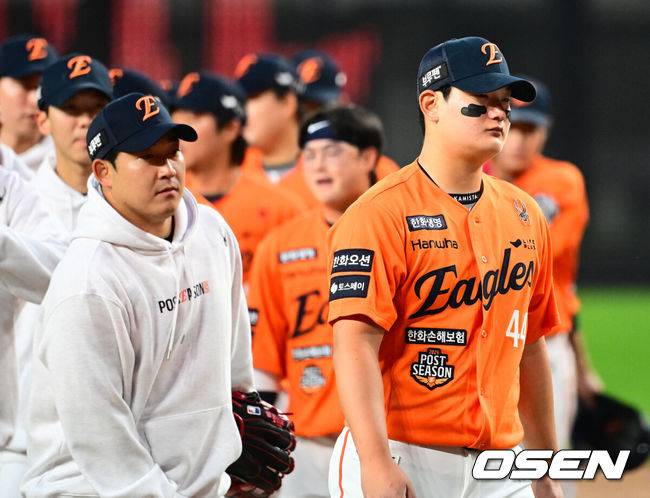 [OSEN=대전, 지형준 기자] 프로야구 한화 이글스가 첫 판을 승리하고, 한국시리즈 진출 확률 76.5%를 잡았다. 한화는 18일 대전 한화생명볼파크에서 열린 2025 KBO리그 플레이오프(5전 3선승제) 1차전 삼성 라이온즈와 경기에서 9-8 재역전 승리를 거뒀다. 예상과 달리 난타전이었고, 한화는 15안타를 몰아쳤다. 선발 폰세는 6이닝 7피안타(1피홈런) 1볼넷 8탈삼진 6실점(5자책)으로 부진했으나 승리 투수가 됐다. 문동주가 7회 구원투수로 등판해 2이닝 1피안타 4탈삼진 무실점으로 잘 던졌다. 마무리 김서현은 9회 등판해 홈런 등 2점을 허용하고 교체됐다. 김범수가 세이브를 기록했다. 경기를 마치고 한화 김서현이 승리 인사를 하고 있다. 2025.10.18 /jpnews@osen.co.kr