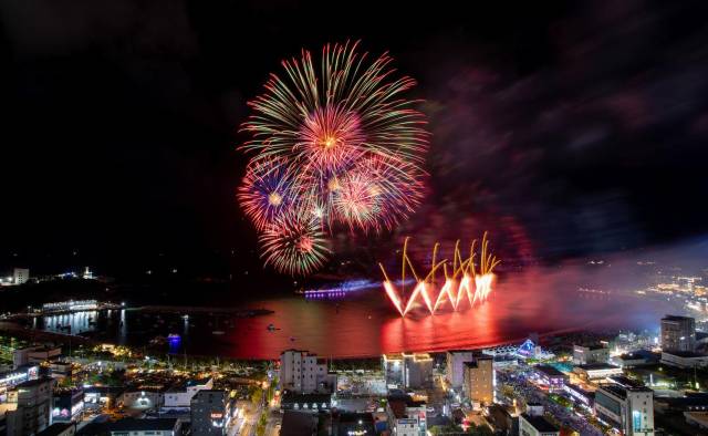 지난해 울산공업축제 마지막날 일산해수욕장에서 진행된 불꽃쇼. 사진제공=울산시