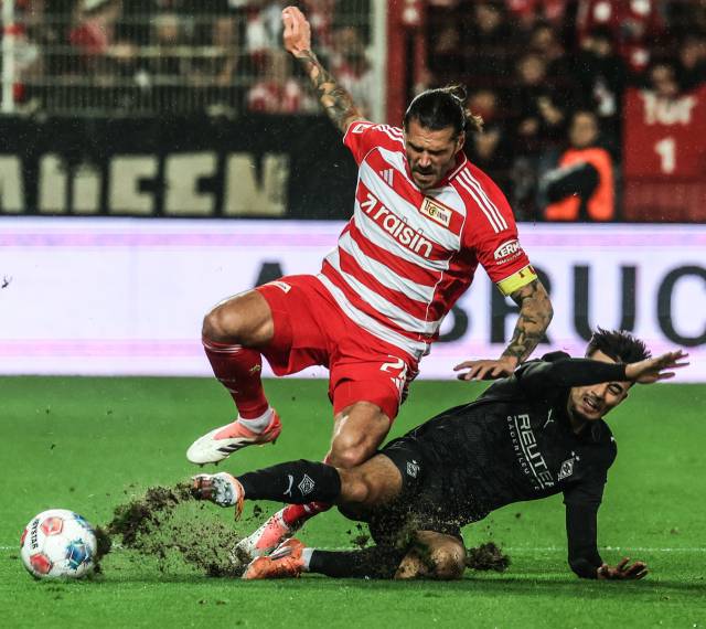 상대 공격을 저지하기 위해 태글하는 옌스 카스트로프(오른쪽). EPA연합뉴스