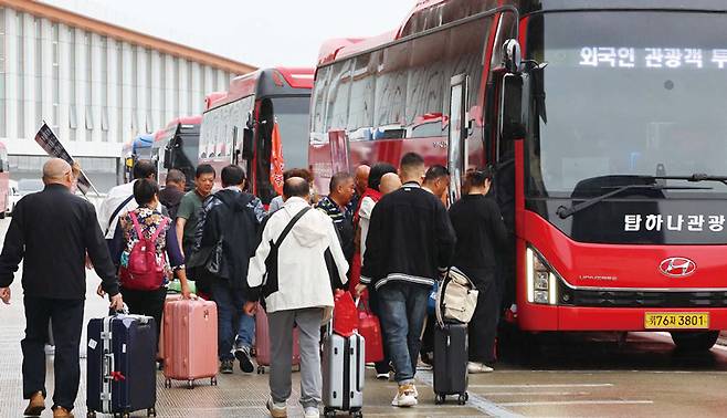 10월13일 한국을 찾은 중국인 단체관광객 모습 ⓒ연합뉴스