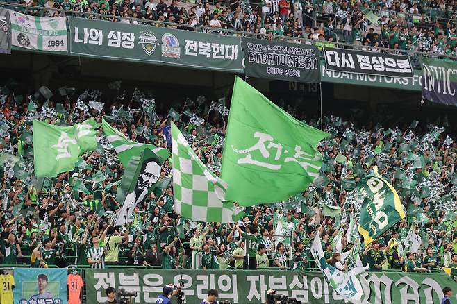 전주월드컵경기장을 찾은 전북 홈 관중의 뜨거운 응원전. 사진제공｜한국프로축구연맹