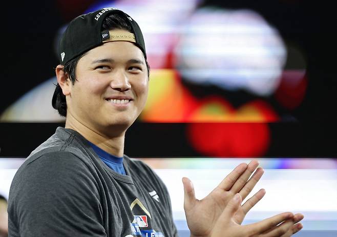 오타니 쇼헤이가 18일 미국 캘리포니아주 로스앤젤레스의 다저스타디움에서 열린 밀워키 브루어스와 2025 메이저리그(MLB)  내셔널리그 챔피언십시리즈 4차전에서 승리해 2년 연속 월드시리즈 진출을 확정한 뒤 미소를 짓고 있다.  로스앤젤레스 | AFP연합뉴스