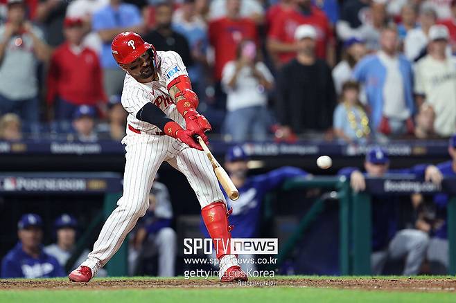 ▲ 필라델피아는 카스테야노스 트레이드를 통해 조금이라도 연봉 보전을 받길 원하지만, 그것보다는 오히려 방출이 현실 가능성이 높다는 평가가 나온다