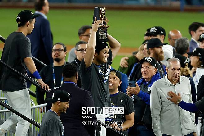 ▲ 3차전까지는 부진했으나 야구 역사에 길이 남을 4차전 대활약으로 결국 시리즈 MVP에 오른 오타니 쇼헤이