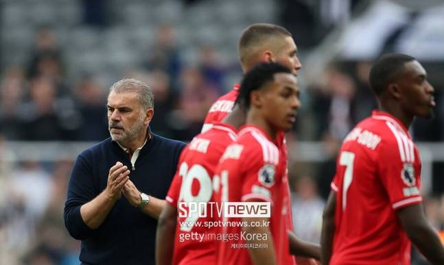 ▲ 포스테코글루는 그리스 동포인 마리나키스 구단주와의 대화도 예고했다. "곧 구단주와 만날 예정"이라고 운을 뗀 포스테코글루 감독은 "지금까지의 과정을 돌아보고 앞으로 필요한 부분을 논의하겠다. 3주 반 만에 날 평가하겠다면 받아들일 수밖에 없다"라고 경질을 받아들이는 뉘앙스였다.