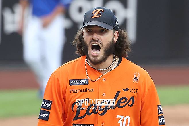 ▲ 폰세는 피치클락 규정에서 어긋나지 않는 선에서 템포를 조절하려고 했지만 주심의 주의를 받았다 ⓒ곽혜미 기자