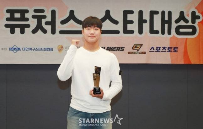 지난해 서울 프레스센터에서 진행된 2024 퓨처스 스타대상 시상식(주최 스타뉴스)에서 야구부문 대상을 수상한 전주고 정우주가 포즈를 취하고 있다.  '퓨처스 스타대상'은 한국 스포츠 발전과 아마추어 체육 활성화에 기여하고자 제정됐다. /사진=이동훈 기자