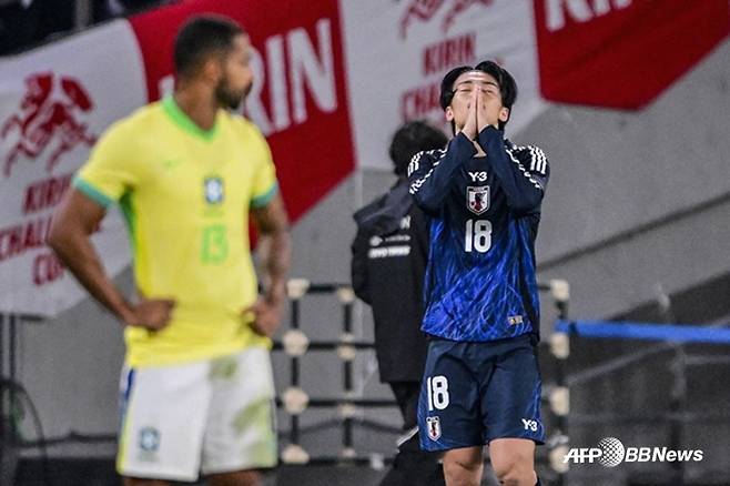 우에다 아야세(오른쪽)가 지난 14일 일본 도쿄의 아지노모토 스타디움에서 열린 브라질과의 10월 A매치 홈 경기에서 역전골을 넣고 기뻐하고 있다. /AFPBBNews=뉴스1