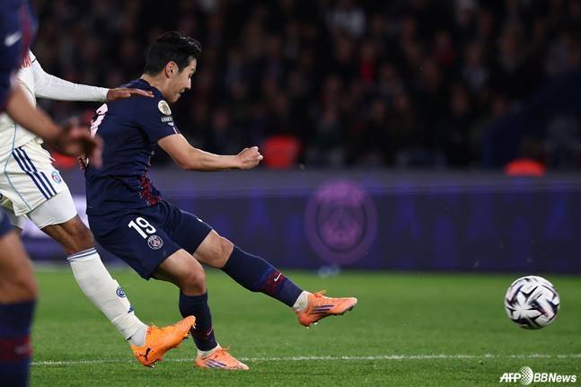 이강인(오른쪽)이 18일(한국시간) 프랑스 파리의 파르크 데 프린스에서 열린 2025~2026시즌 프랑스 리그1 8라운드 스트라스부르와 경기 중 왼발 킥을 시도하고 있다. /AFPBBNews=뉴스1