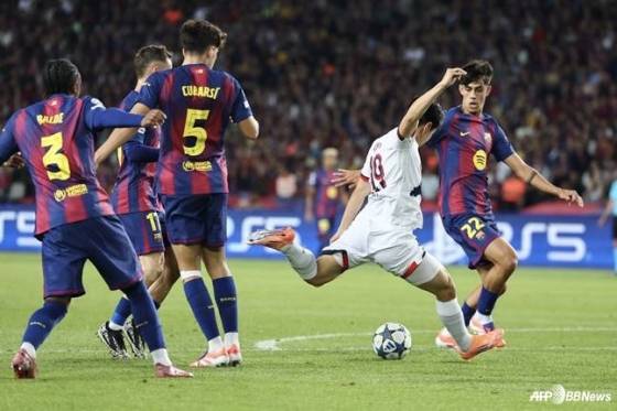 PSG 19번 이강인(흰색 유니폼)이 2일 오전 4시(한국시간) 스페인 바르셀로나의 에스타디오 올림피크 루이스 콤파냐스에서 열린 2025~2026시즌 유럽축구연맹(UEFA) 챔피언스리그(UCL) 리그 페이즈 2라운드 중 왼발 슈팅을 날리고 있다. /AFPBBNews=뉴스1