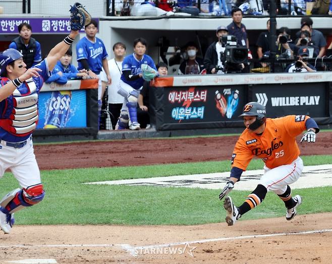 [카메라톡스]손아섭 투수앞 내야땅볼에 '제 허리 휜거 보셨죠? 내손이 빨랐지요' 김태연