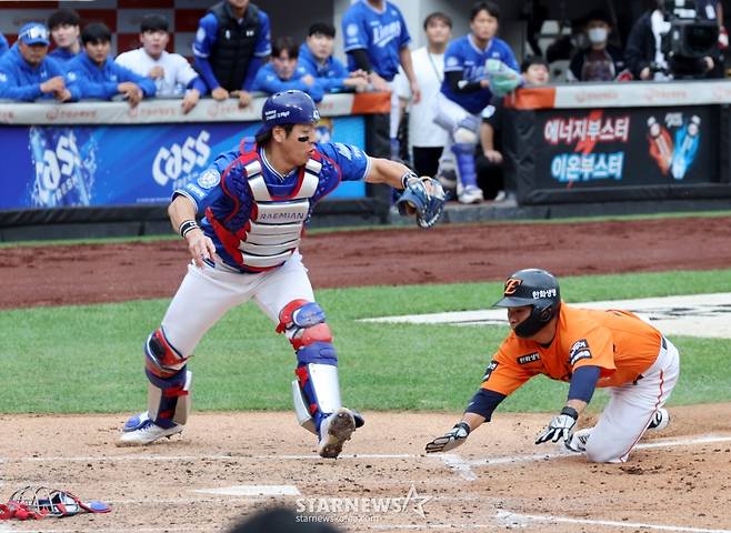 [카메라톡스]손아섭 투수앞 내야땅볼에 '제 허리 휜거 보셨죠? 내손이 빨랐지요' 김태연