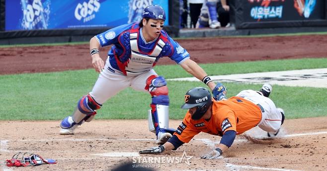 [카메라톡스]손아섭 투수앞 내야땅볼에 '제 허리 휜거 보셨죠? 내손이 빨랐지요' 김태연