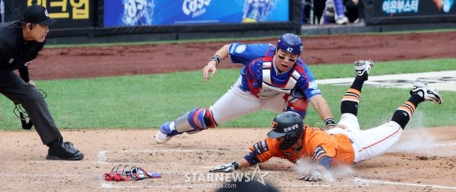 [카메라톡스]손아섭 투수앞 내야땅볼에 '제 허리 휜거 보셨죠? 내손이 빨랐지요' 김태연
