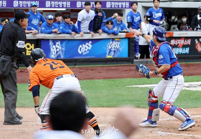 [카메라톡스]손아섭 투수앞 내야땅볼에 '제 허리 휜거 보셨죠? 내손이 빨랐지요' 김태연