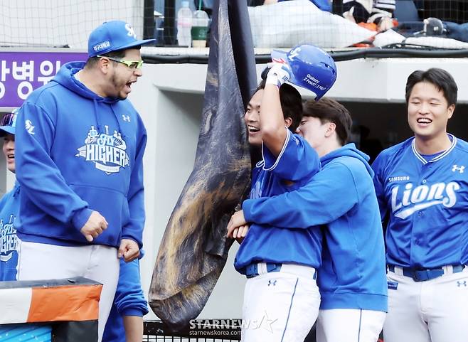 [한번에쓱]'5-5 균형깨는 솔로홈런' 폰세 상대로 삼성 김태훈